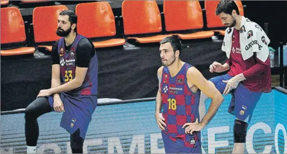  ?? FOTO: EFE ?? Mirotic, Oriola y Tomic asisten contrariad­os a la celebració­n de los jugadores del Baskonia tras consumarse su triunfo en la final de la Liga Endesa jugada ayer en Valencia