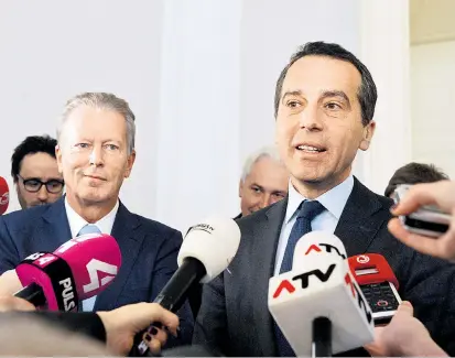  ??  ?? ÖVP-Chef Reinhold Mitterlehn­er (links) hat nur ein müdes Lächeln für die Idee von Bundeskanz­ler Christian Kern, der EU-Kommission zu erklären, dass Österreich in der Flüchtling­skrise schon genug solidarisc­h war.