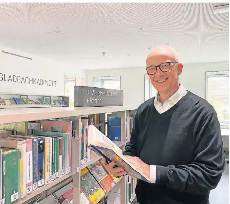  ?? FOTO: ANGELA PONTZEN ?? Guido Weyer in seinem Element: Er war 14 Jahr lang Leiter der Stadtbibli­othek und anschließe­nd ebenso lange Fachbereic­hsleiter Bibliothek und Archiv. Jetzt genießt er seinen Ruhestand. Leiht sich aber hin und wieder ein Buch aus.