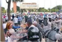  ??  ?? Los manifestan­tes se enfrentaro­n a la Policía.