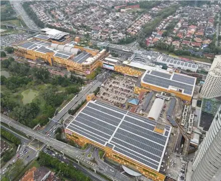  ?? ?? Solar photovolta­ic and building-integrated photovolta­ic panels on the 1 Utama Shoppinc Centre rooftop and car park.