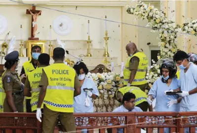  ?? Ansa/LaPresse ?? Colpite tre chiese Due immagini dello strazio a Negombo: le altre chiese erano a Colombo e Batticaloa, in basso il presidente Sirisena