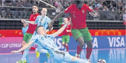  ?? ?? FOTOS: @ ARGENTINA
A FONDO. La final fue muy pareja. Argentina no pudo revalidar el título y Portugal es el nuevo campeón del Mundo de futsal.