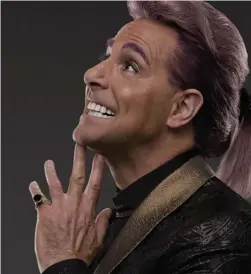  ?? PHOTOS COURTOISIE ?? Une autre bague de Claudio Pino avait été portée par le personnage de Caesar Flickerman (Stanley Tucci), dans le second volet de la populaire saga Hunger Games.