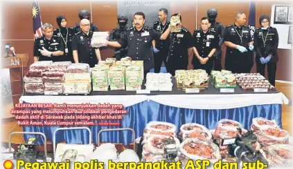  ?? — Gambar Bernama ?? KEJAYAAN BESAR: Ramli menunjukka­n dadah yang dirampas yang melumpuhka­n dua sindiket pengedaran dadah aktif di Sarawak pada sidang akhbar khas di Bukit Aman, Kuala Lumpur semalam.