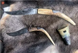  ??  ?? 2 1. Tre coltelli Randall Skinner & Hunting Knives. Dall’alto. Alaskan Skinner; Bushmaster; Game Master
2.
Due coltelli a serramanic­o con impugnatur­a in corno di cervo; probabile la provenienz­a da Casa Savoia. La lama del più lungo misura 23 centimetri