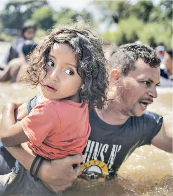  ??  ?? Fotografía de Reuters ganadora de un Pulitzer sobre migrantes centroamer­icanos.