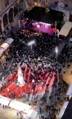  ??  ?? Musica e coccole Migliaia di persone ieri in città per festeggiar­e San Valentino, tra stand gastronomi­ci, grandi cuori rossi e musica suonata sul palco allestito in una delle piazze.
A destra, Luigi Pusceddu è salito proprio sul palco e ha fatto alla...