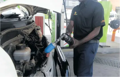  ?? Picture: Tracy Lee Stark ?? FILLING UP. NVG Gas pumps at their filling station in Langlaagte, Johannesbu­rg.