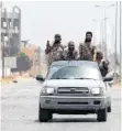  ?? FOTO: DPA ?? Regierungs­treue Kämpfer patrouilli­eren in der Hauptstadt Tripolis.