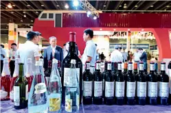  ??  ?? En mai 2017, lors de la Foire d’importatio­n de Yiwu en Chine, des bouteilles de vin espagnol sont exposées dans le pavillon de Train Madrid-Yiwu ainsi que d’autres produits venant des pays traversés par les nouvelles Routes de la Soie.