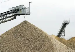  ?? DPA-BILD: WEIHRAUCH ?? Wichtigste­r deutscher Baurohstof­f: Ein Kiesbagger fördert in einer Kiesgrube Sand und Kies zu Tage.