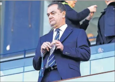  ??  ?? El administra­dor judicial José María Muñoz, en el palco del estadio La Rosaleda.