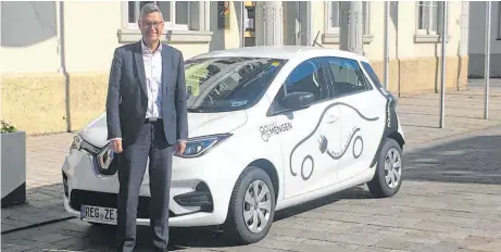  ?? FOTO: STADT MENGEN ?? Bürgermeis­ter Stefan Bubeck nimmt das neue Elektrofah­rzeug für das Car-Sharing-Angebot in Mengen in Betrieb.