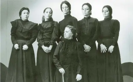  ??  ?? Elenco de la puesta en escena de “La casa de Bernarda Alba”, en 1982 por Produccion­es Candilejas. Desde la izquierda: Ángela Meyer, Eileen Navarro, Johanna Ferrán, Ivette Rodríguez, Mildred Karen y, al frente, Mercedes Sicardo.