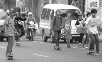  ?? DITE SURENDRA/ JAWA POS ?? AKRAB: Hari Skateboard­ing Internasio­nal juga menjadi ajang saling mengenal para penghobi skateboard di seluruh Surabaya dan sekitarnya.