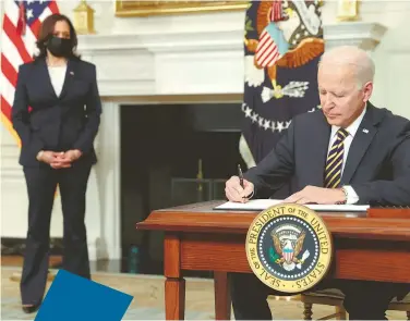  ?? / REUTERS ?? Junto a Kamala Harris, Biden firmó la orden ejecutiva clave para la economía de Estados Unidos