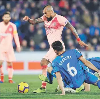  ??  ?? Arturo Vidal conduce el balón en la victoria del Barcelona sobre el Getafe.