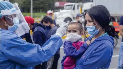  ??  ?? Migrantes venezolano­s en la frontera con Colombia, en abril de 2020.