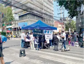  ?? ?? VECINOS de la alcaldía Benito Juárez, al bloquear Insurgente­s y Xola, ayer.