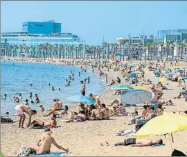  ?? XAVI JURIO ?? Las playas de Barcelona alcanzaron la plena ocupación por la tarde