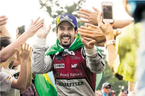  ?? KEYSTONE ?? Der Gewinner heisst nicht Sébastien Buemi: Der Brasiliane­r Lucas di Grassi geniesst den Gang durch die Menge.