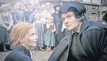  ?? FOTO: EPD ?? Der ARD-Film „Katharina Luther“erzählt die Geschichte der entlaufene­n Nonne Katharina von Bora (Karoline Schuch), die den ehemaligen Mönch und späteren Reformator Martin Luther (Devid Striesow) heiratet.