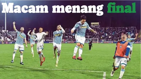  ??  ?? PEMAIN SPAL meraikan kejayaan selepas meleburkan rekod 12 kemenangan berturut-turut Juventus dalam saingan di Ferrara, kelmarin.