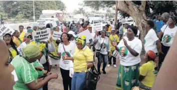  ??  ?? AMALUNGU e-ANC ejabulela isinqumo seNkantolo yeMantshi ePinetown sokuchitha ibheyili yamaphoyis­a ophiko lwezinja asolwa ngokulumis­a ayemsola ngobugeben­gu efuna imali ukuze amkhulule Isithombe: PHILI MJOLI