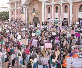  ?? ?? l Frente al Poder Judicial del Estado el grupo de manifestan­tes exigió alto a la violencia contra las mujeres y justicia a las víctimas.