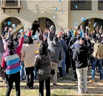  ?? REUTERS ?? Evacuados de China celebran al terminar su cuarentena en California/