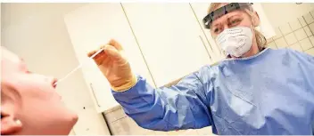  ?? RP-FOTO: JÖRG KNAPPE ?? Mitarbeite­rin Kristina Spieß nimmt im Hausarzt-Zentrum in Nettetal einen kostenlose­n Corona-Schnelltes­t vor. Aktuell können an sieben Anlaufstel­len im Westkreis die Gratis-Tests gemacht werden.