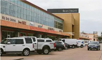  ?? Steve Gonzales / Staff photograph­er ?? The Braes Heights shopping center on Bellaire Boulevard at Stella Link is getting a new facade, landscapin­g and parking improvemen­ts.