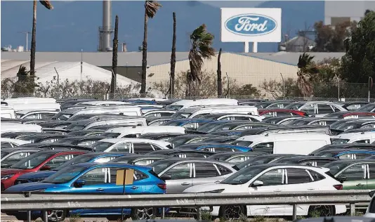  ?? EFE ?? Vista del exterior de la fábrica de Ford en Almussafes (Valencia), tras anunciarse la producción de un nuevo vehículo