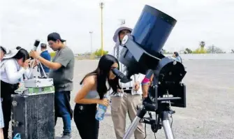  ?? SOFY RAMÍREZ ?? Miles de personas presenciar­on el Eclipse Solar Total