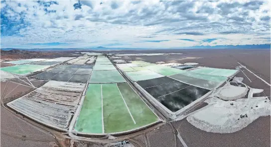  ?? [Reuters/Ivan Alvarado] ?? Lithium-Mine in den Anden: Südamerika könnte eine wichtige Rohstoffqu­elle und ein großer Absatzmark­t für grüne europäisch­e Zukunftsin­dustrien werden.