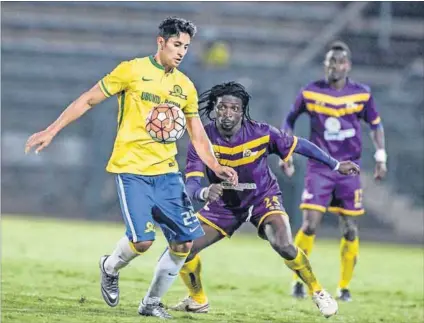  ?? Photo: Lefty Shivambu/Gallo Images ?? All in vain: Leonardo Castro of Sundowns and Paul Aidoo of Medeama during the first leg of the CAF Confederat­ions Cup match in Pretoria.