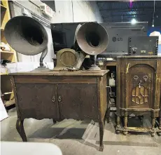  ?? ARLEN REDEKOP ?? As many as five hundred old radios will go under the hammer at Able Auctions in Abbotsford on Saturday.