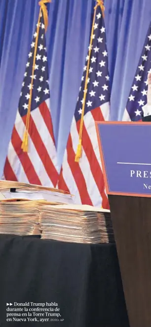  ?? FOTO: AP ?? Donald Trump habla durante la conferenci­a de prensa en la Torre Trump, en Nueva York, ayer.