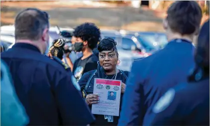  ?? ALYSSA POINTER/ALYSSA.POINTER@AJC.COM ?? Atlanta police Maj. D’andrea Price gives out assignment­s Thursday to officers as they canvass the Westview community, seeking informatio­n about the killing of David Mack, 12, whose body was found near a public golf course.