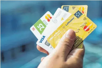  ?? FOTO: DPA ?? Kreditkart­en bekannter Unternehme­n: Die Zahl der Einzelhänd­ler, Markenhers­teller und Vereine, die für ihre Kunden in Zusammenar­beit mit Banken eigene Kreditkart­en auflegen, steigt.