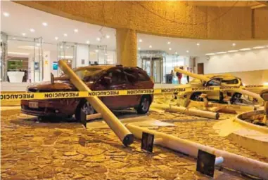  ?? ESPECIAL ?? En Acapulco, varias columnas afuera del hotel Emporio se desplomaro­n sobre vehículos