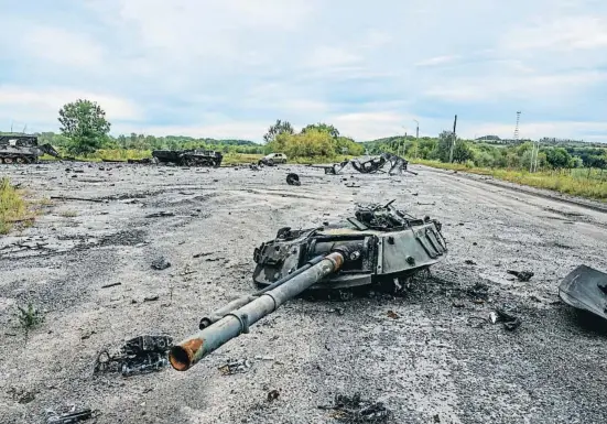  ?? JUAN BARRETO / AFP ?? Restes de la batalla ahir a Balàklia, a la regió de Khàrkiv