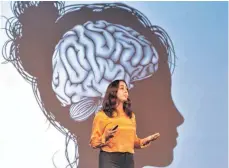  ?? FOTO: UDO EBERL/ROXY ?? Wissenscha­ft anschaulic­h – darum geht es beim Science Slam. Egal ob Medizin, Physik oder mittelalte­rliche Literatur. Im Bild: Neurobiolo­gin Kiara Aiello bei ihrem Auftritt im Roxy.