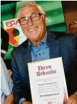  ??  ?? 2019 erhält Ex-Präsident Heiner Schuhmann die Ehrenmitgl­iedschaft beim FCA.