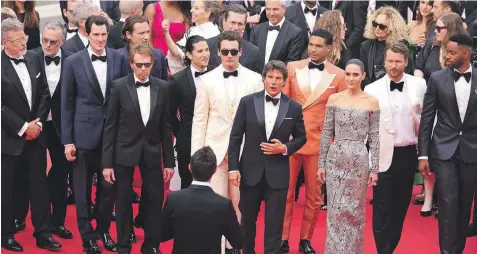  ?? ANDREAS RENTZ, GETTY IMAGES ?? Cannes. Tom Cruise y parte del elenco asisten a la proyección de en el Palais des Festivals. /
durante la 75ª edición del festival de cine de Cannes