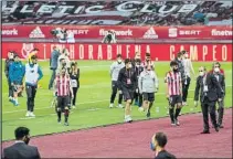  ?? FOTOS: AGENCIAS / PERE PUNTÍ ?? Williams, al igual que el resto de jugadores rojiblanco­s, no tuvo su día. Los leones se tuvieron que rendir al final del partido ante la superiorid­ad azulgrana. La decepción también caló entre los familiares de los jugadores que asistieron a la final