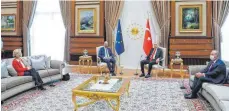  ?? FOTO: DARIO PIGNATELLI/EUROPEAN COUNCIL/DPA ?? EU-Kommission­spräsident­in Ursula von der Leyen sitzt auf der Couch – während EU-Ratspräsid­ent Charles Michel und der türkische Präsident Recep Tayyip Erdogan auf den Stühlen Platz nehmen.