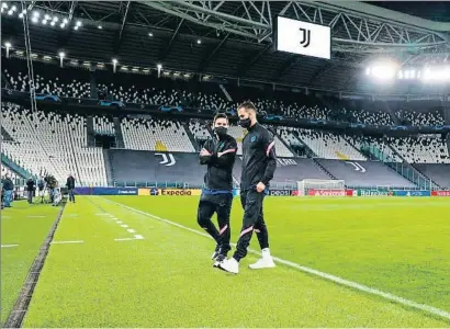  ?? FCB ?? 19 16 22
E
P
Messi i Pjanic conversant sobre la gespa del Juventus Stadium ahir a la tarda