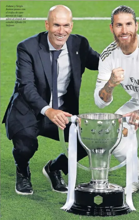  ??  ?? Zidane y Sergio Ramos posan con el trofeo de campeones de Liga sobre el césped del estadio Alfredo Di Stéfano.